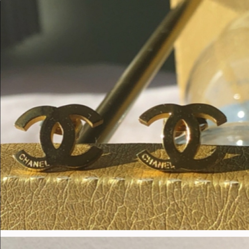 Chanel gold “C” earrings.